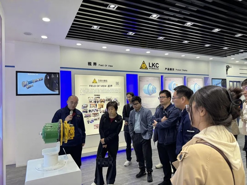 第七屆工程機(jī)械行業(yè)標(biāo)準(zhǔn)化工作會議暨2024年中國工程機(jī)械工業(yè)協(xié)會標(biāo)準(zhǔn)化工作委員會年會7.jpg 第七屆工程機(jī)械行業(yè)標(biāo)準(zhǔn)化工作會議暨2024年中國工程機(jī)械工業(yè)協(xié)會標(biāo)準(zhǔn)化工作委員會年會7.jpg